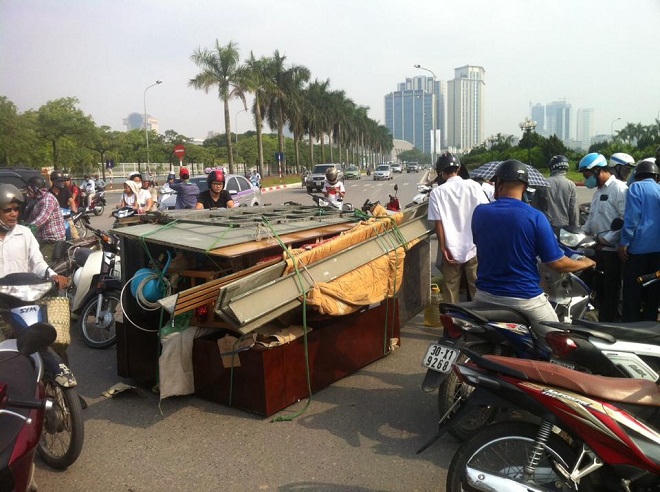 Va xe ba bánh chở cồng kềnh, nữ sinh bị thương nặng