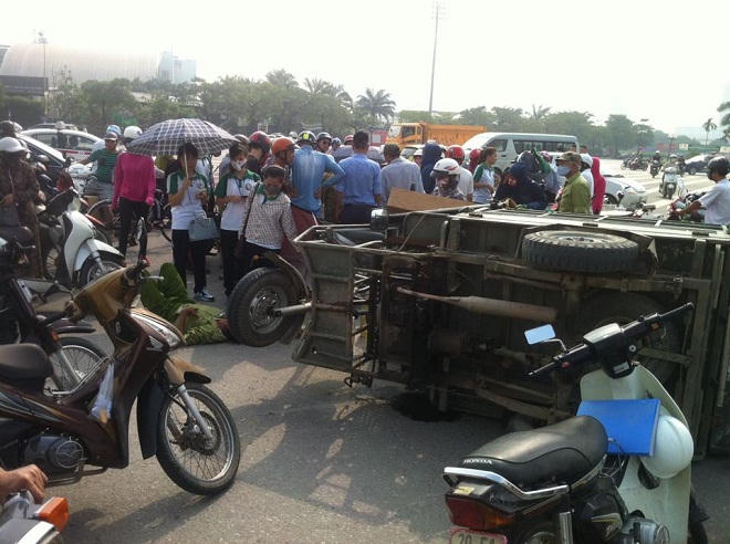 Va xe ba bánh chở cồng kềnh, nữ sinh bị thương nặng