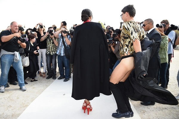 Người đàn ông sàm sỡ hàng loạt sao nữ tiếng tăm là ai?