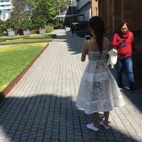 Ngọc Trinh làm gì kì quặc trên đường thế này?