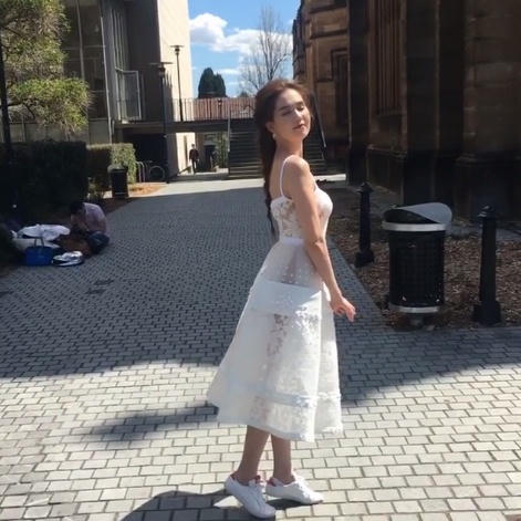 Ngọc Trinh làm gì kì quặc trên đường thế này?