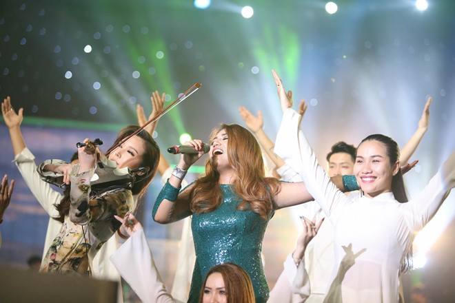 Cô gái nước ngoài đầu tiên trở thành quán quân Vietnam Idol 2016