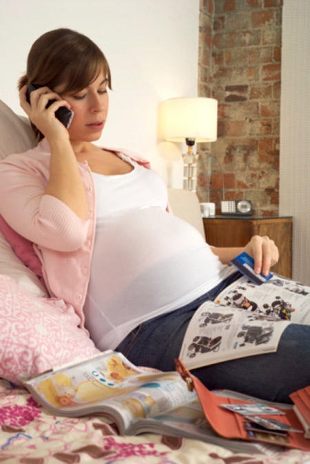 Lưu ý giúp mẹ bầu giảm bớt tác hại của bức xạ điện thoại di động