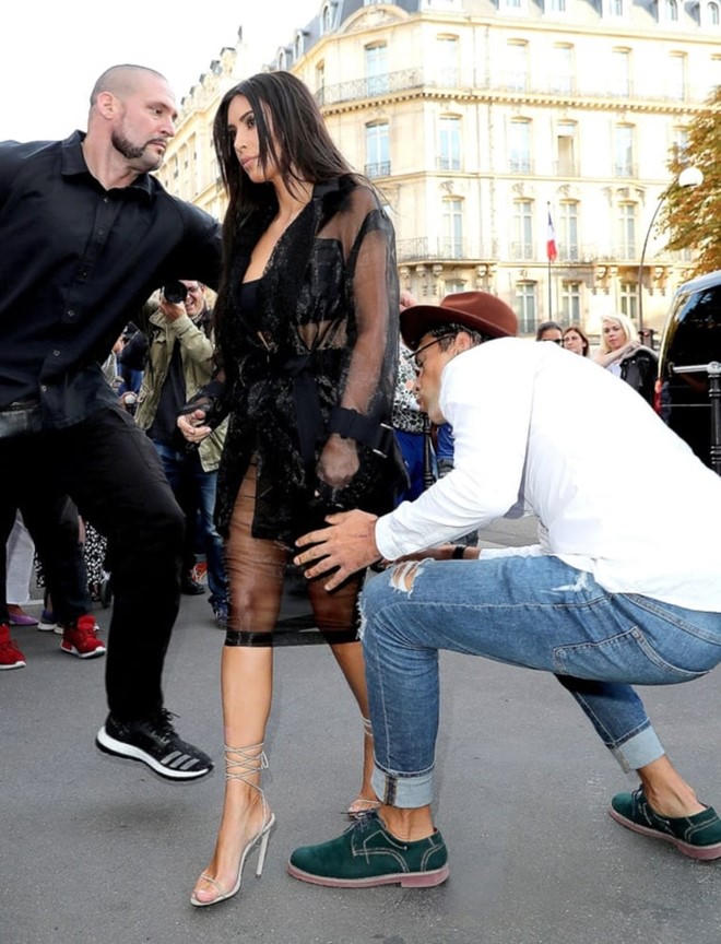 Kim Kardashian bị chĩa súng vào đầu giữa đêm khuya tại Paris