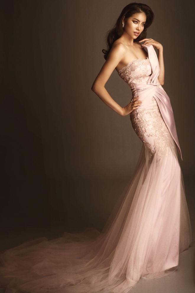 Hoa hậu Phạm Hương bất ngờ tạo hình sexy