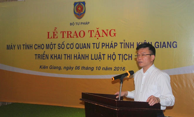 Bộ Tư pháp hỗ trợ máy tính cho Kiên Giang