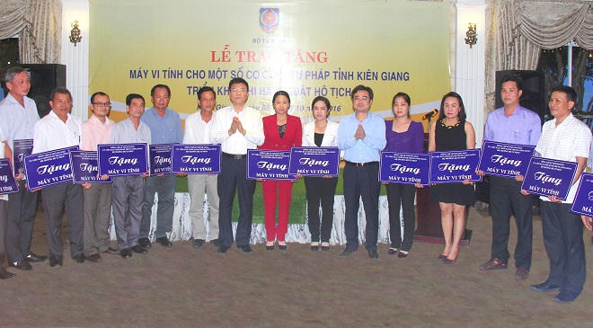 Bộ Tư pháp hỗ trợ máy tính cho Kiên Giang