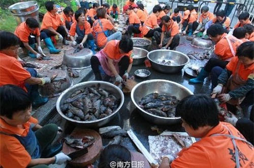 Choáng với đại tiệc15.000 người trải dài khu phố