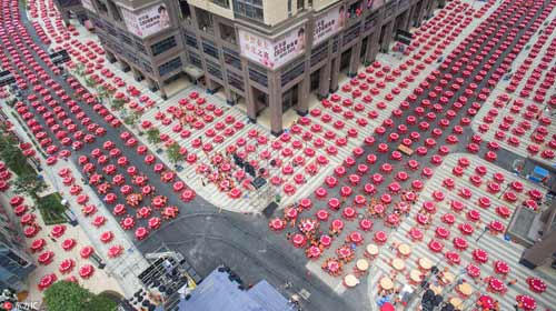 Choáng với đại tiệc15.000 người trải dài khu phố