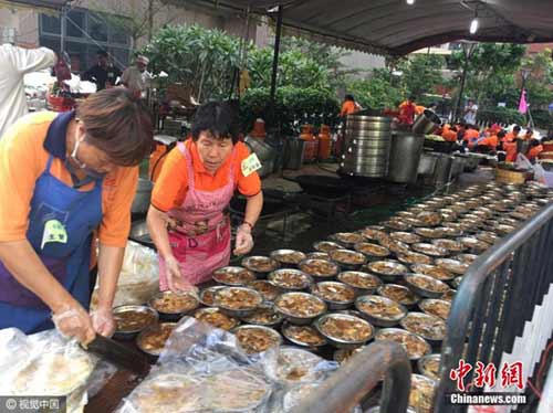 Choáng với đại tiệc15.000 người trải dài khu phố