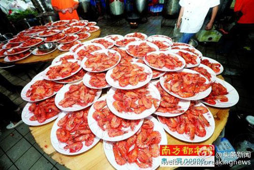 Choáng với đại tiệc15.000 người trải dài khu phố