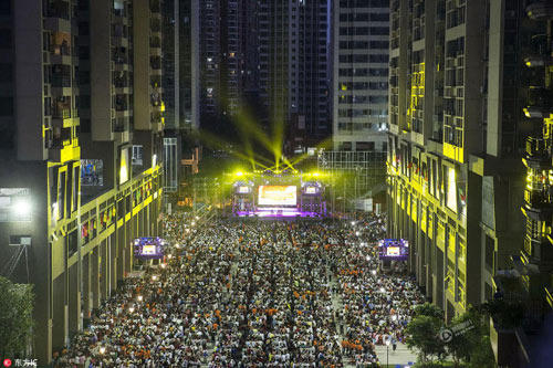 Choáng với đại tiệc15.000 người trải dài khu phố