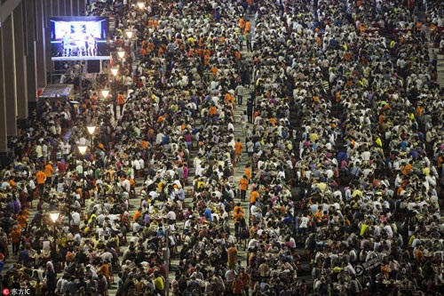 Choáng với đại tiệc15.000 người trải dài khu phố