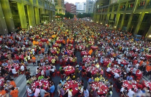 Choáng với đại tiệc15.000 người trải dài khu phố