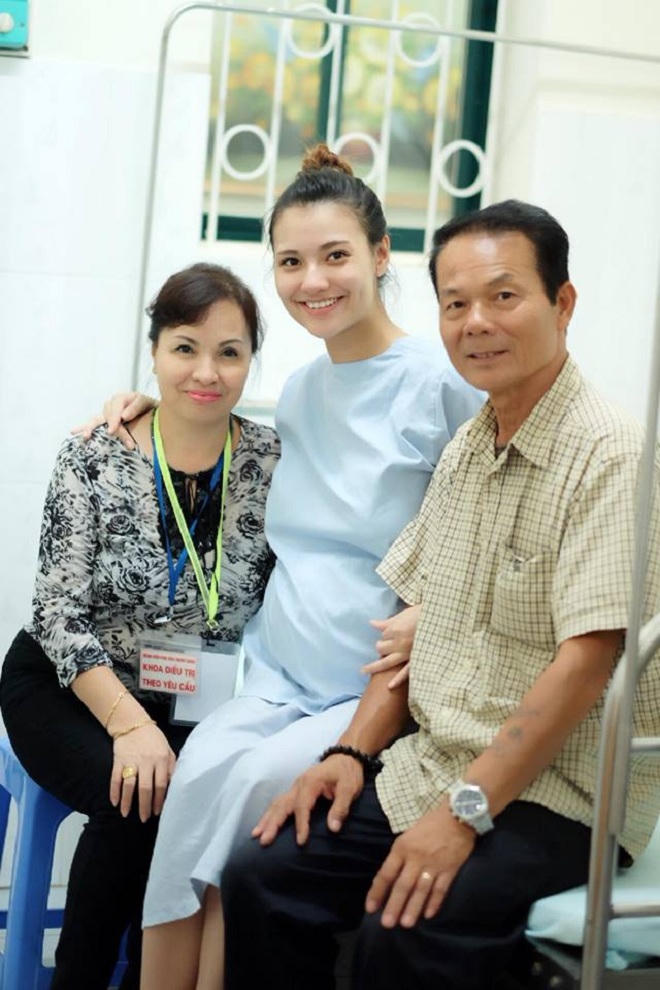 Người mẫu Hồng Quế hạnh phúc đón con gái chào đời