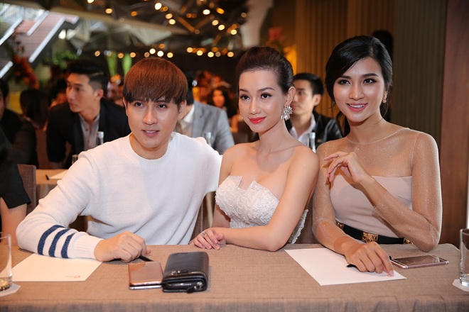 Nguyên Vũ 'nổi bần bật' giữa thảm đỏ Mai Vàng