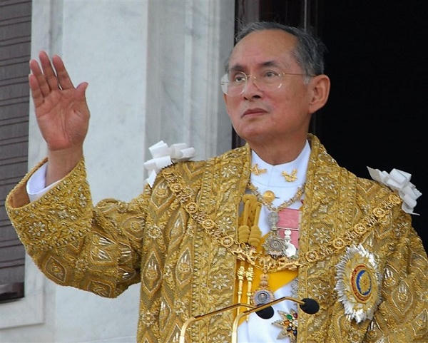 Vì sao vua Bhumibol Adulyadej được người dân Thái Lan tôn sùng? 