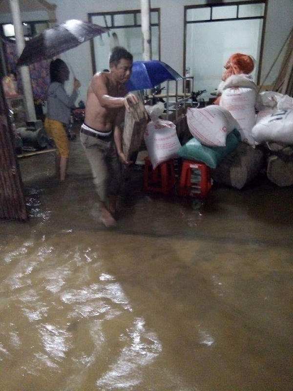 Nghẹn lòng cảnh người miền Trung chống chọi lũ dữ