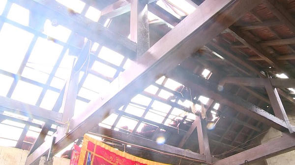 Nghẹn lòng cảnh người miền Trung chống chọi lũ dữ