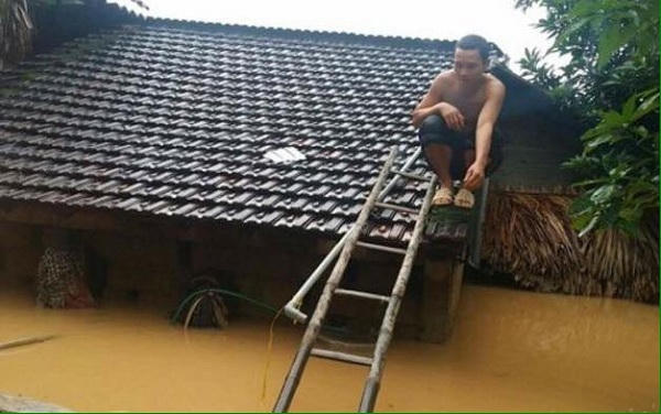 Nghẹn lòng cảnh người miền Trung chống chọi lũ dữ