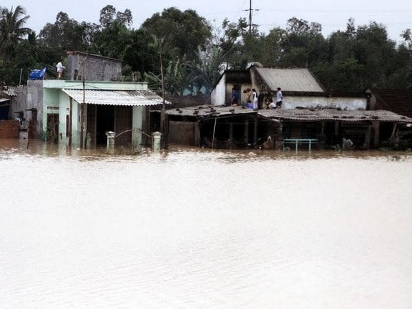 Nghẹn lòng cảnh người miền Trung chống chọi lũ dữ