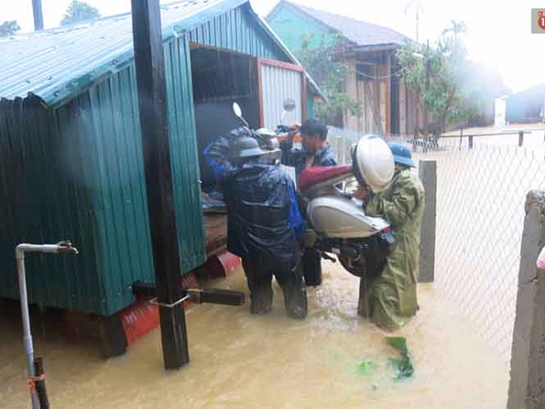 Nghẹn lòng cảnh người miền Trung chống chọi lũ dữ