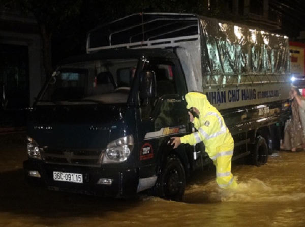 Nghẹn lòng cảnh người miền Trung chống chọi lũ dữ