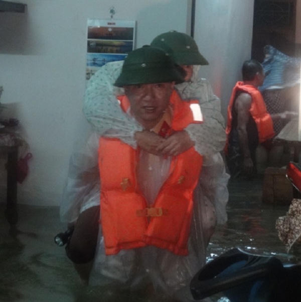 Nghẹn lòng cảnh người miền Trung chống chọi lũ dữ