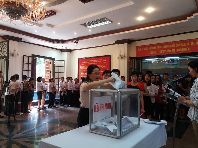 Bộ Tư pháp quyên góp ủng hộ đồng bào miền Trung bị lũ lụt