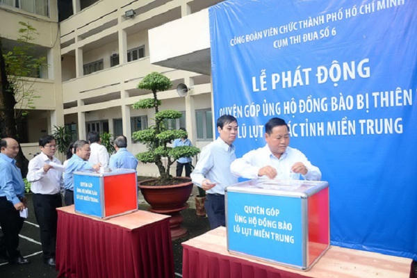 Lãnh đạo TP.HCM góp tiền hỗ trợ đồng bào vùng lũ miền Trung