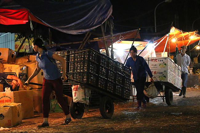 Đêm 20/10 nhọc nhằn của những người đàn bà gánh việc đàn ông