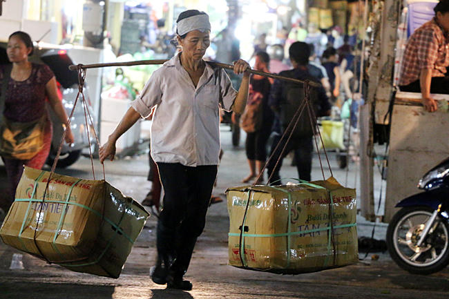 Đêm 20/10 nhọc nhằn của những người đàn bà gánh việc đàn ông