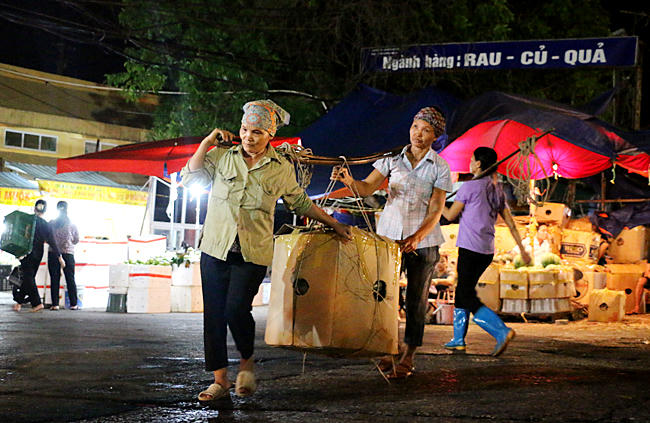 Đêm 20/10 nhọc nhằn của những người đàn bà gánh việc đàn ông