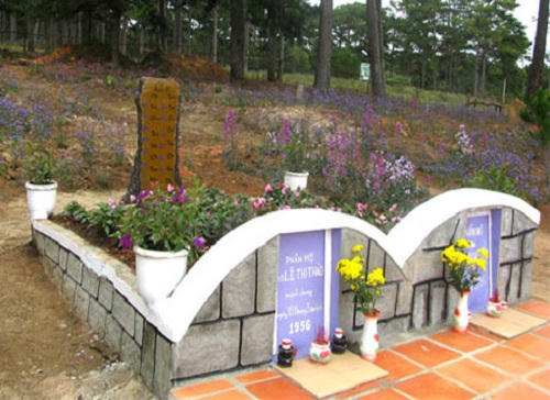 Ngọn đồi hai mộ khiến khách tham quan phải e dè