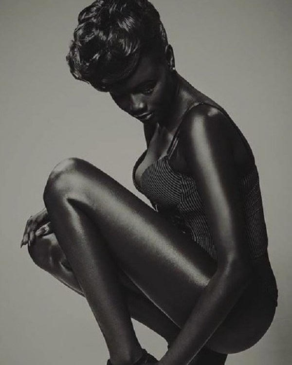 Cô người mẫu gây 'sốt' với làn da đen 'có một không hai'