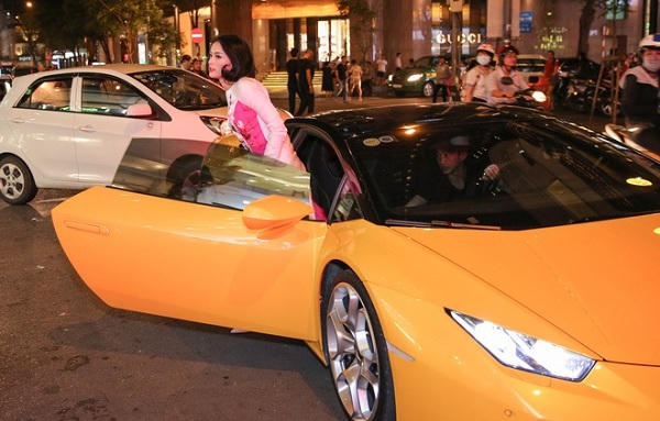 Hạ Vi gây chú ý khi dự sự kiện bằng siêu xe cùng đại gia 