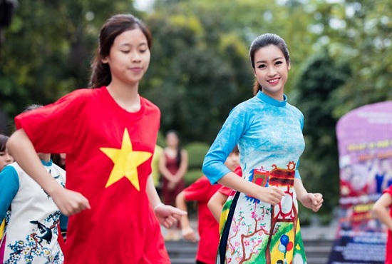 Hoa hậu, Á hậu nhảy flashmob ở Hồ Gươm