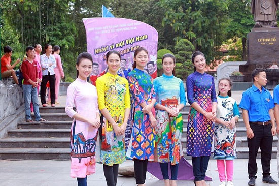 Hoa hậu, Á hậu nhảy flashmob ở Hồ Gươm