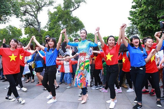 Hoa hậu, Á hậu nhảy flashmob ở Hồ Gươm