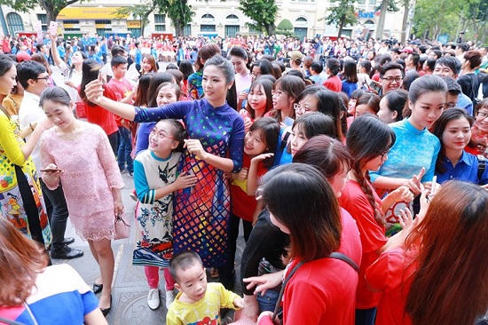 Hoa hậu, Á hậu nhảy flashmob ở Hồ Gươm