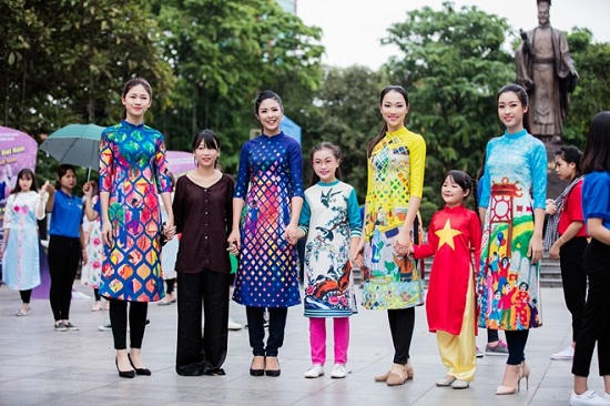 Hoa hậu, Á hậu nhảy flashmob ở Hồ Gươm