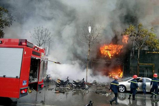 Nghi còn người mắc kẹt trong đám cháy dãy quán karaoke Trần Thái Tông