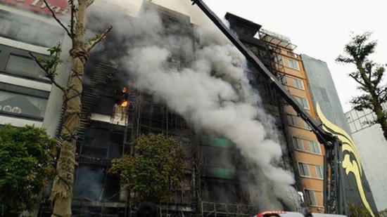 Nghi còn người mắc kẹt trong đám cháy dãy quán karaoke Trần Thái Tông