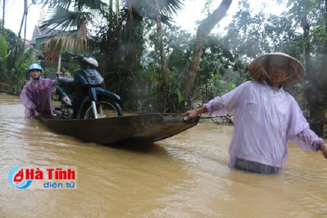 Người dân miền Trung lại chật vật đối phó với  lũ