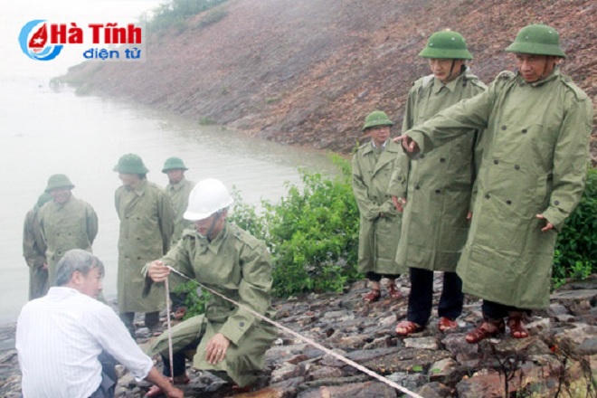 Người dân miền Trung lại chật vật đối phó với  lũ