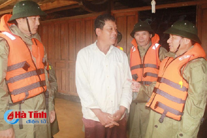 Người dân miền Trung lại chật vật đối phó với  lũ