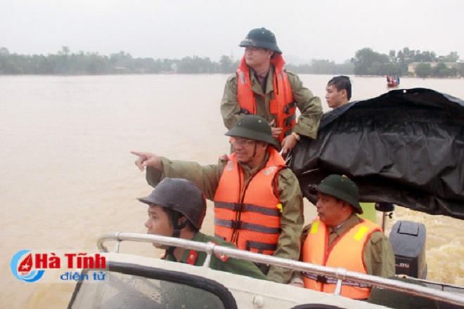 Người dân miền Trung lại chật vật đối phó với  lũ