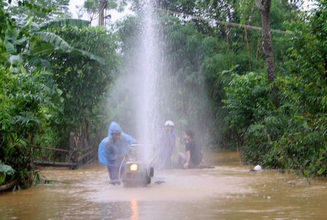 Người dân miền Trung lại chật vật đối phó với  lũ