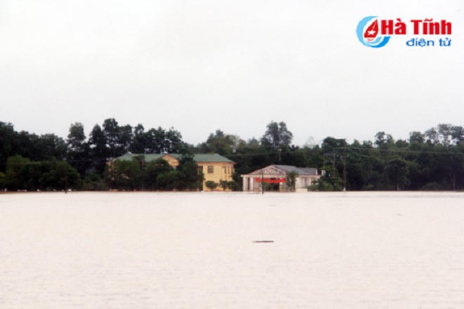 Người dân miền Trung lại chật vật đối phó với  lũ