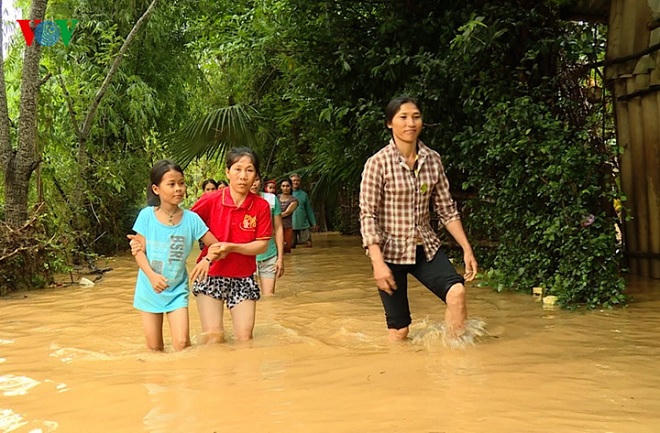 Người dân miền Trung lại chật vật đối phó với  lũ